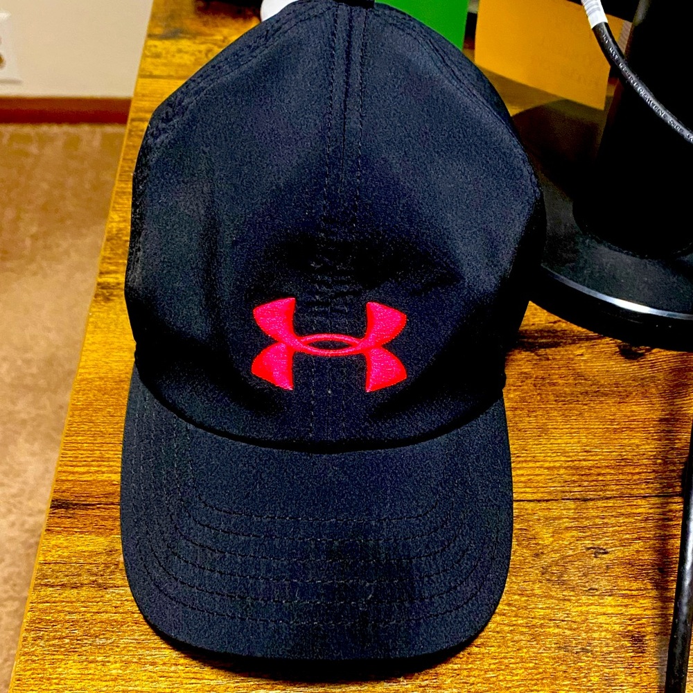 🌸 NWOT WOMEN’S UNDER ARMOUR HAT BLACK/PINK
